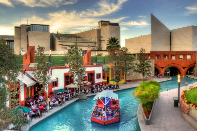 Regarded as one of Mexico’s wonders, a boat ride navigating the canal connecting the Macroplaza in downtown Monterrey to Fundidora Park along a river that winds 2.5 km (1.5 miles) is a not-tobe missed tour.